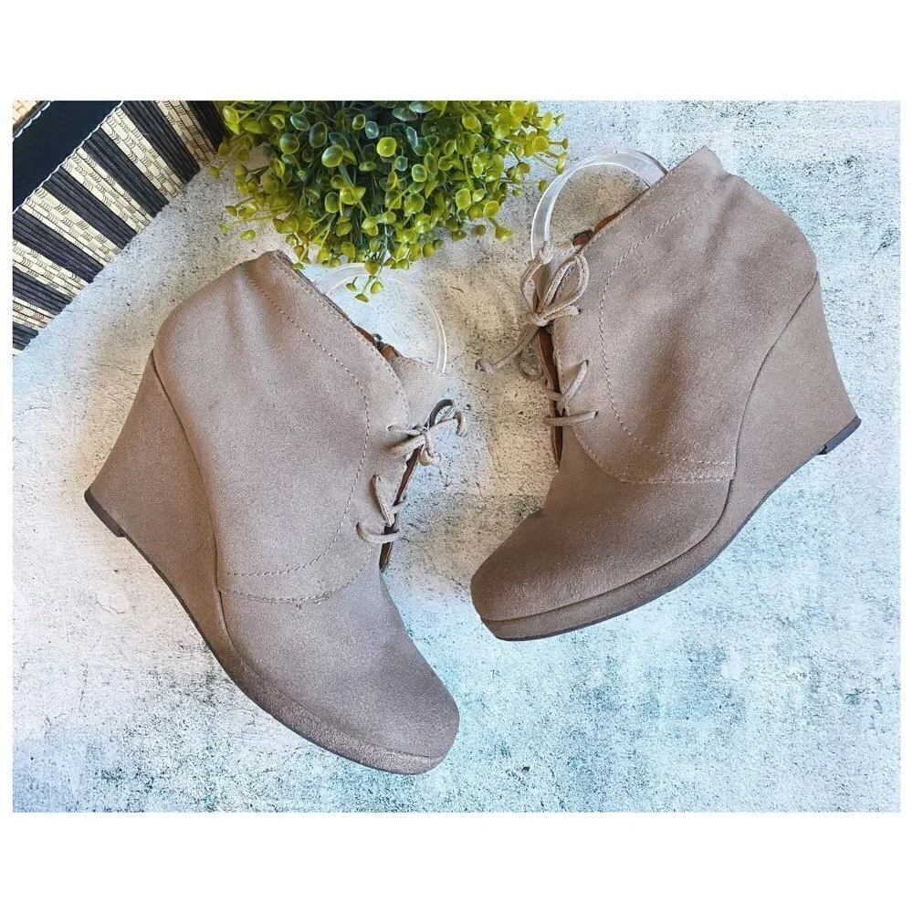 Dolce Vita "Pace" Tan Suede Booties Wedge Heel Lace-Up Women's Size 9.5 - Picture 2 of 10